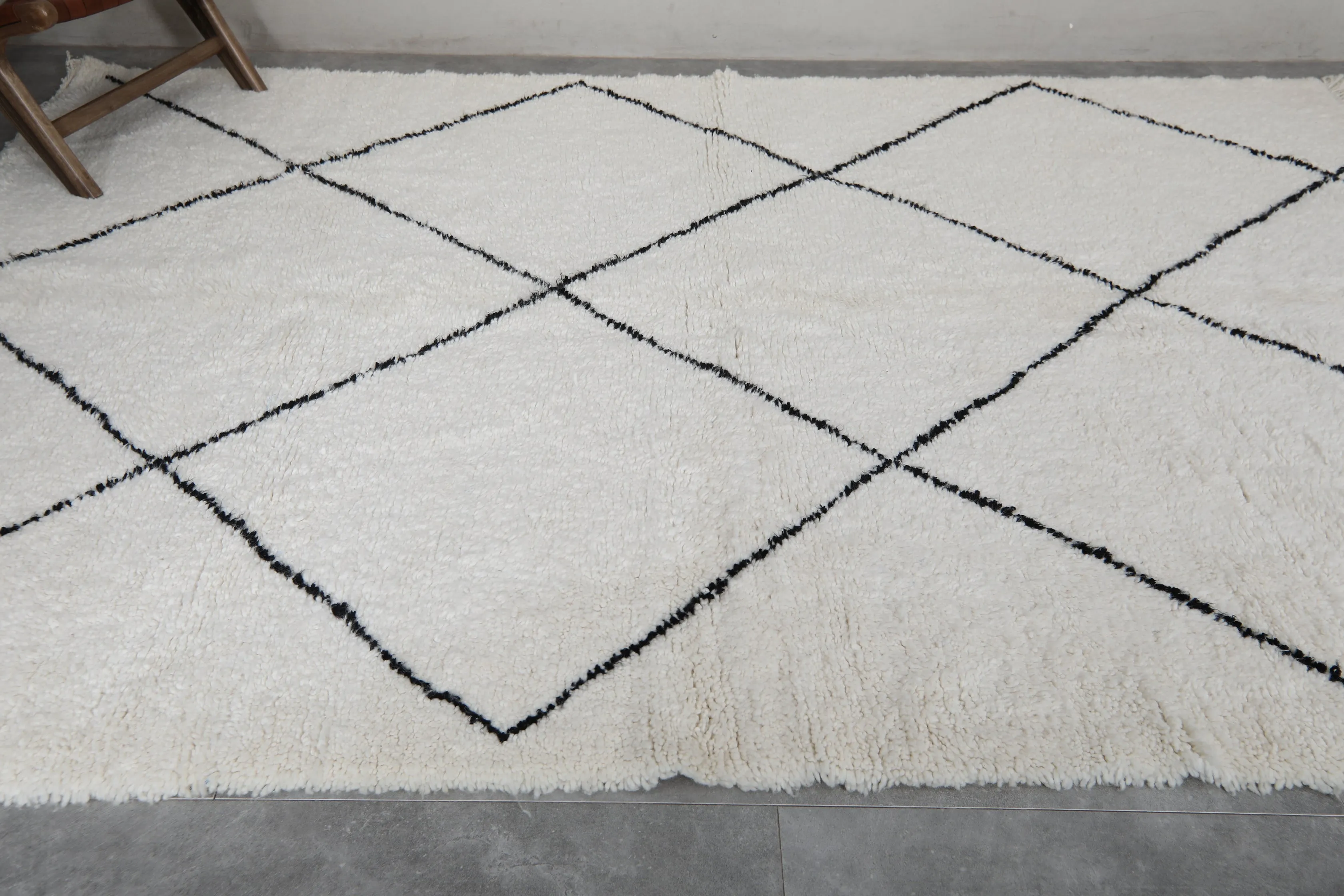 Diamond Moroccan Wool Rug - 6.8 x 9.3 Feet | Classic Black & Ivory Design