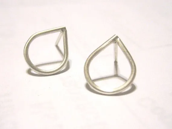 Elegant and Simple Hand-Made Raindrop / Tear Drop Stud Earrings - 0049