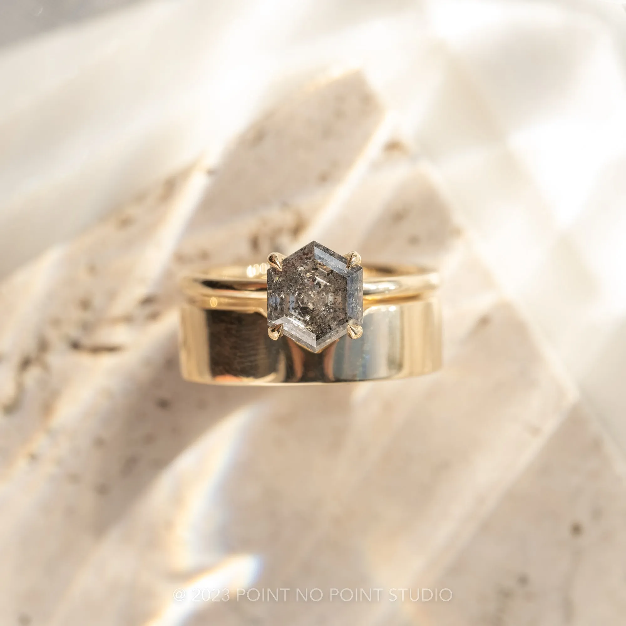 Ellipse Setting, 5mm 14k Yellow Gold Wedding Band, Polished Finish