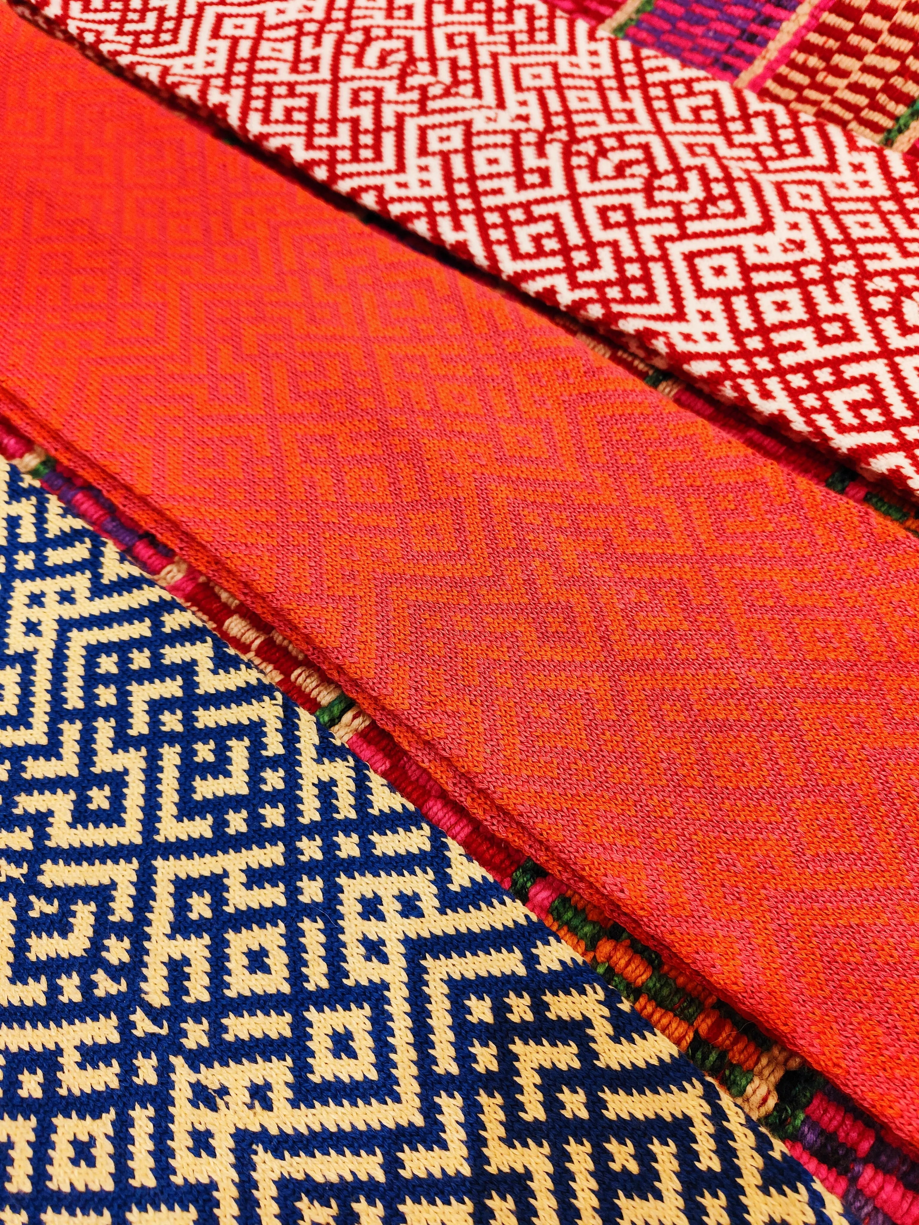 Geometric knitted snoods