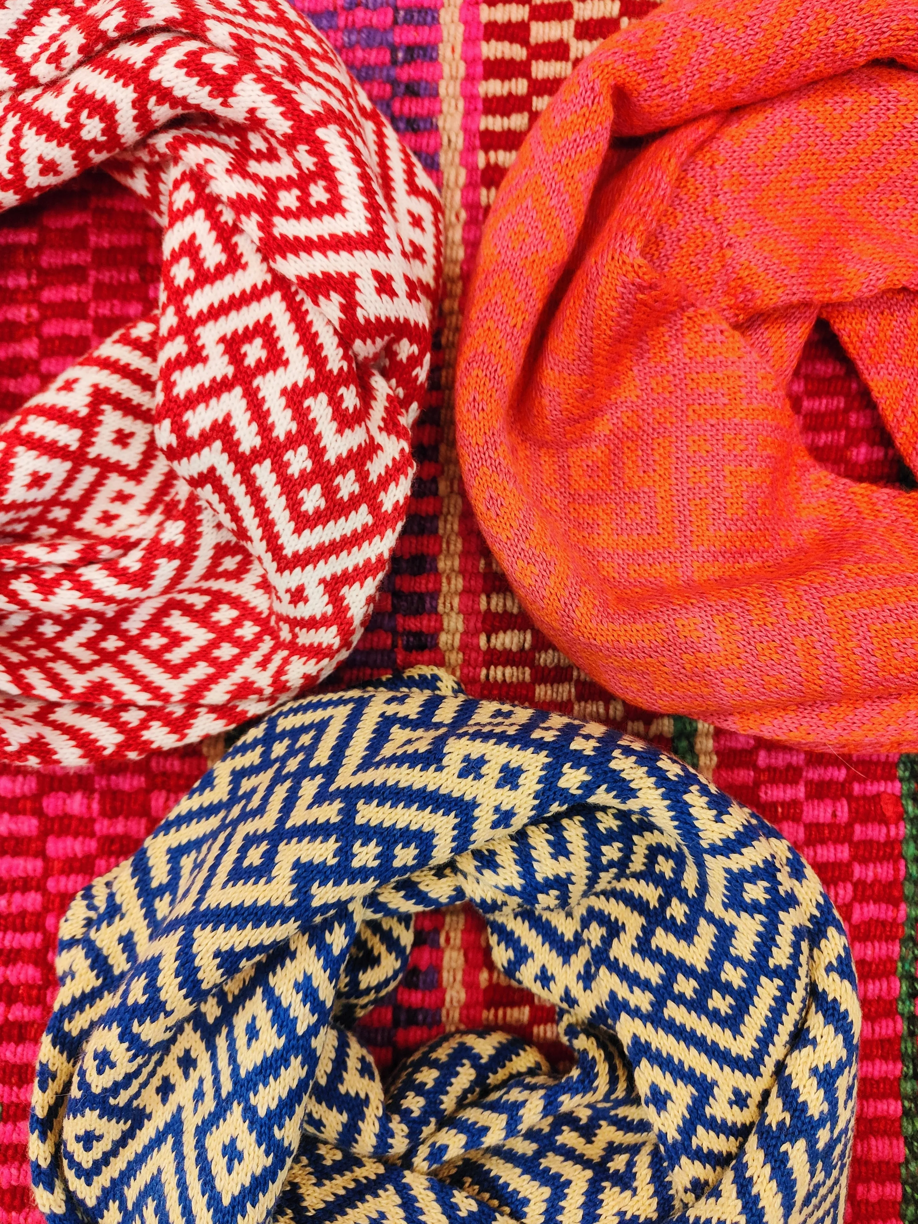 Geometric knitted snoods