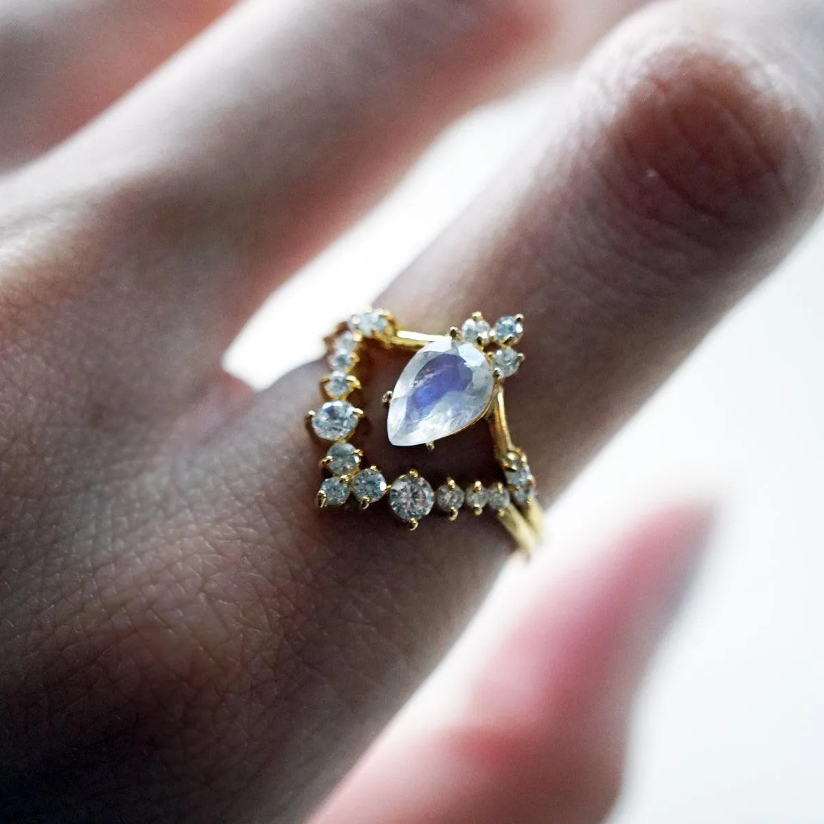 Goddess Ring Band in 18K