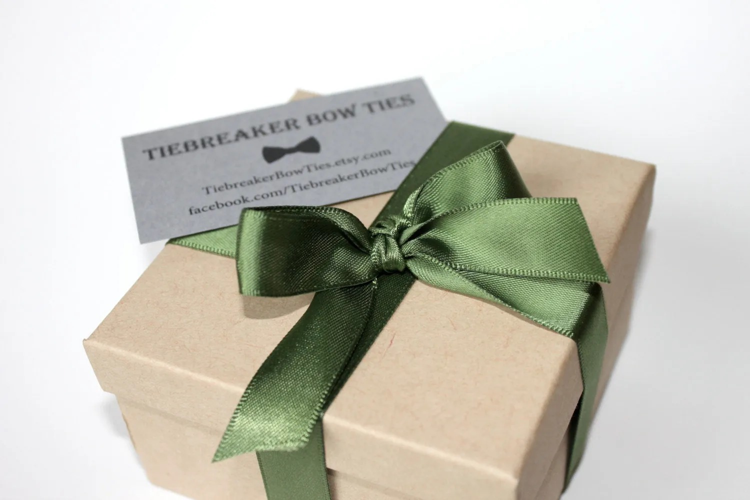 Green Vintage Floral Bow Tie