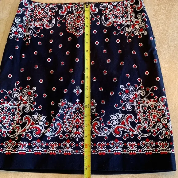 TALBOTS PETITES skirt navy with pretty summery red &amp; white paisley. 2P EUC