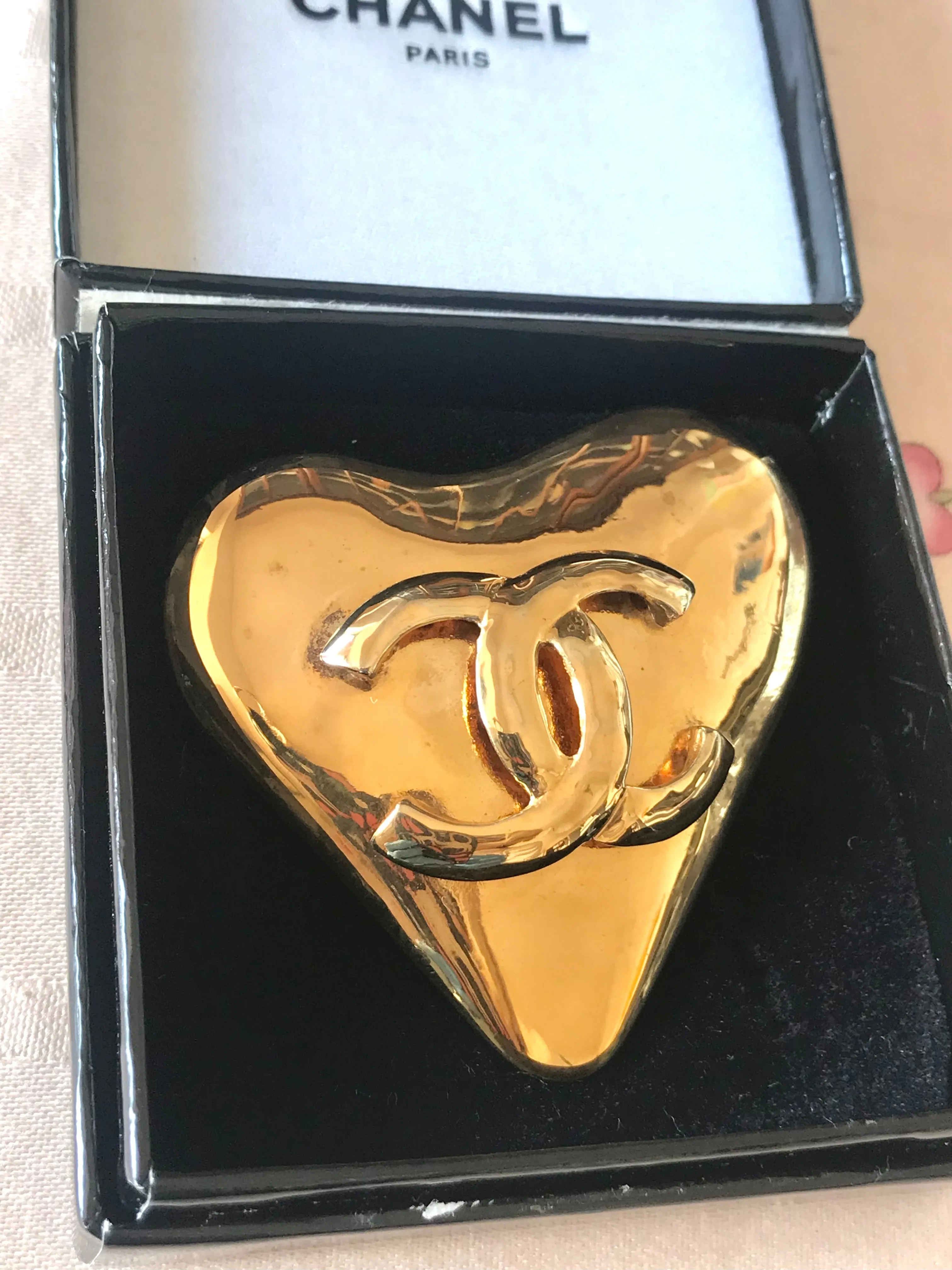 Vintage CHANEL golden heart brooch with CC mark. Cute jewelry piece for jackets, hat, shirts and more.