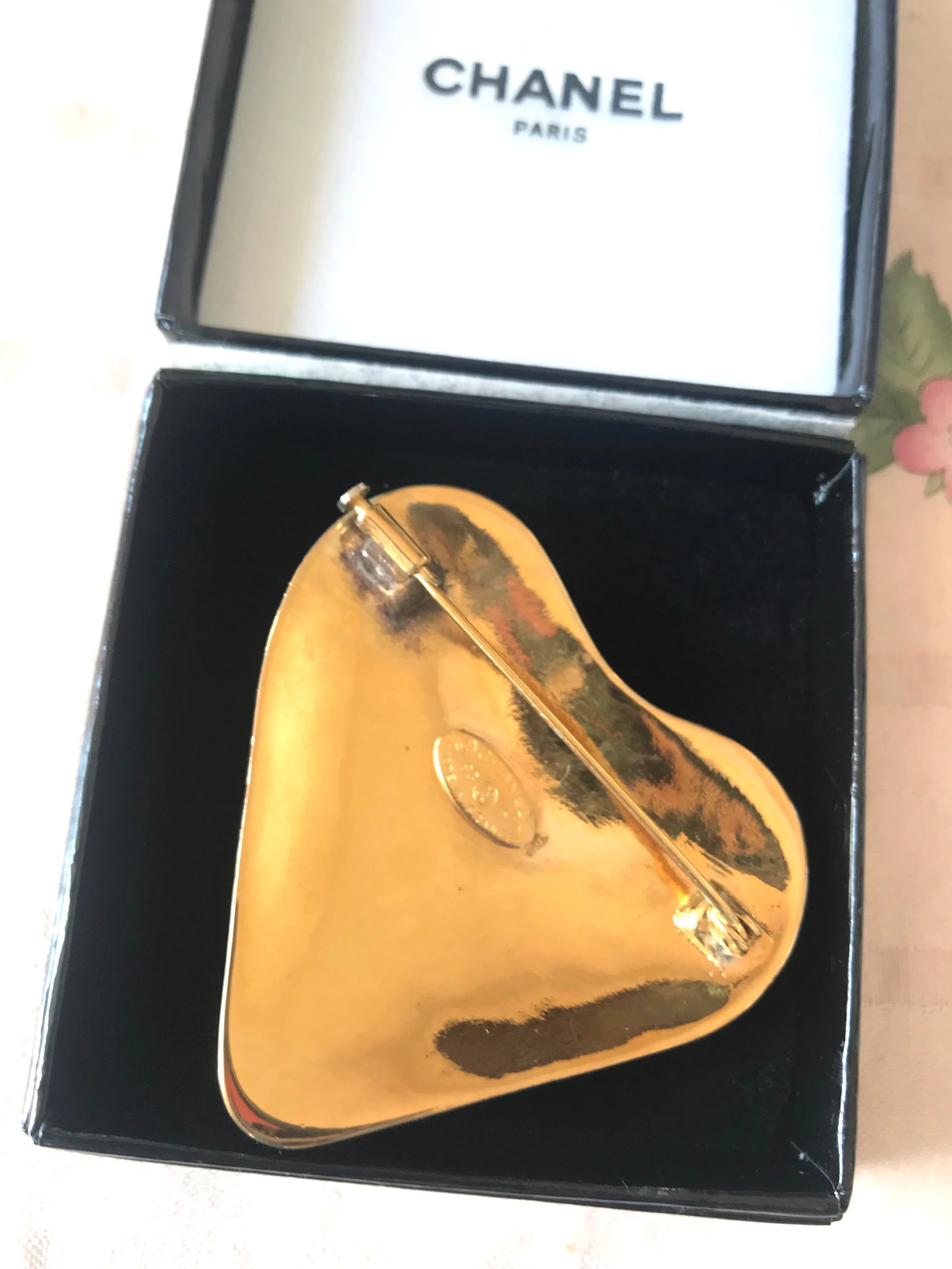 Vintage CHANEL golden heart brooch with CC mark. Cute jewelry piece for jackets, hat, shirts and more.