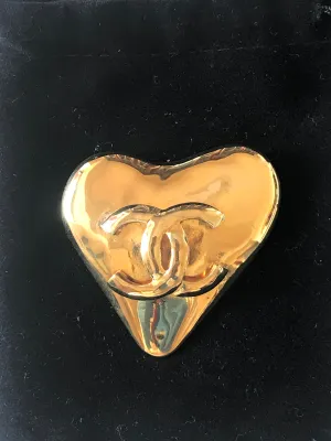 Vintage CHANEL golden heart brooch with CC mark. Cute jewelry piece for jackets, hat, shirts and more.