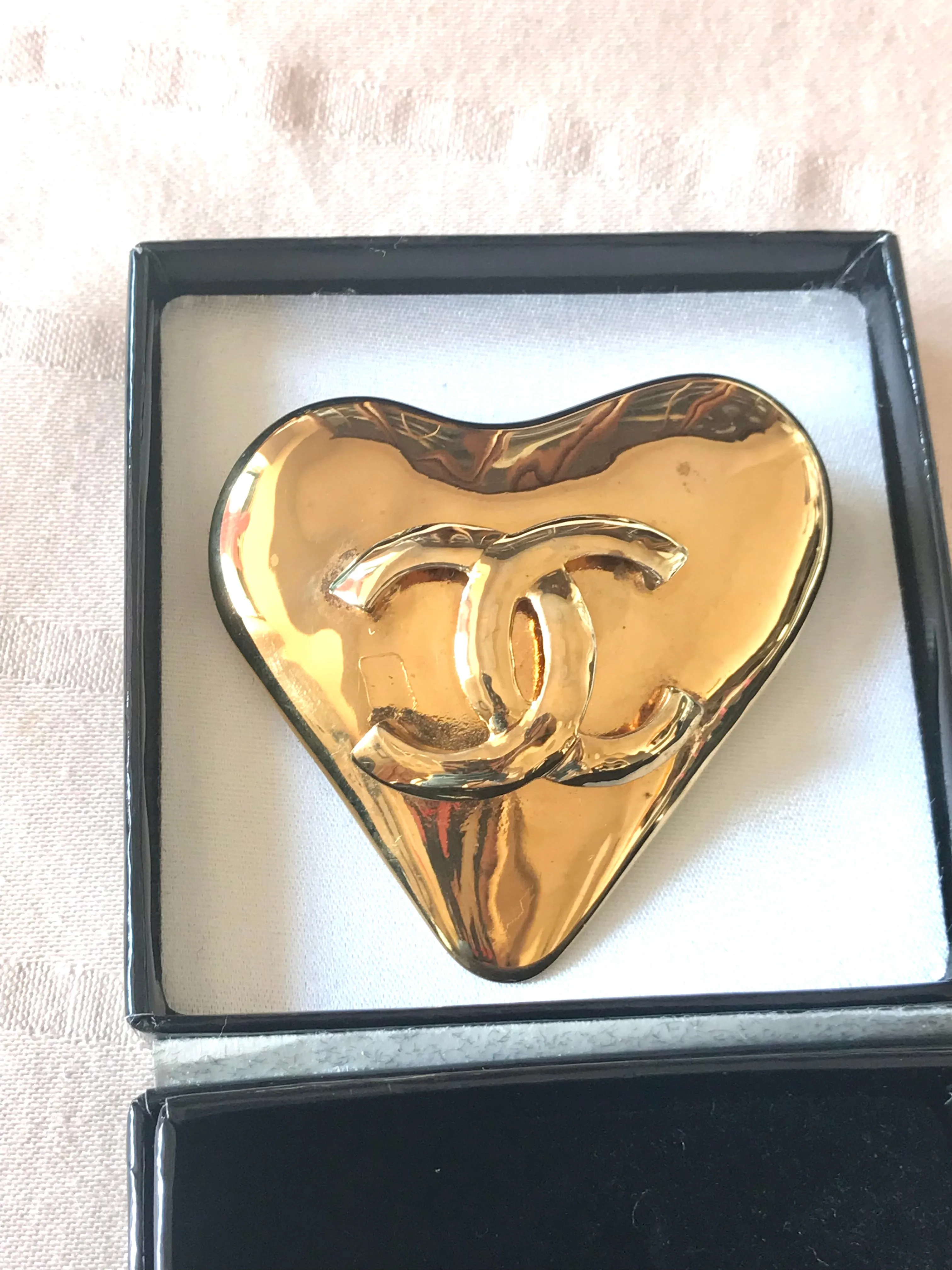 Vintage CHANEL golden heart brooch with CC mark. Cute jewelry piece for jackets, hat, shirts and more.