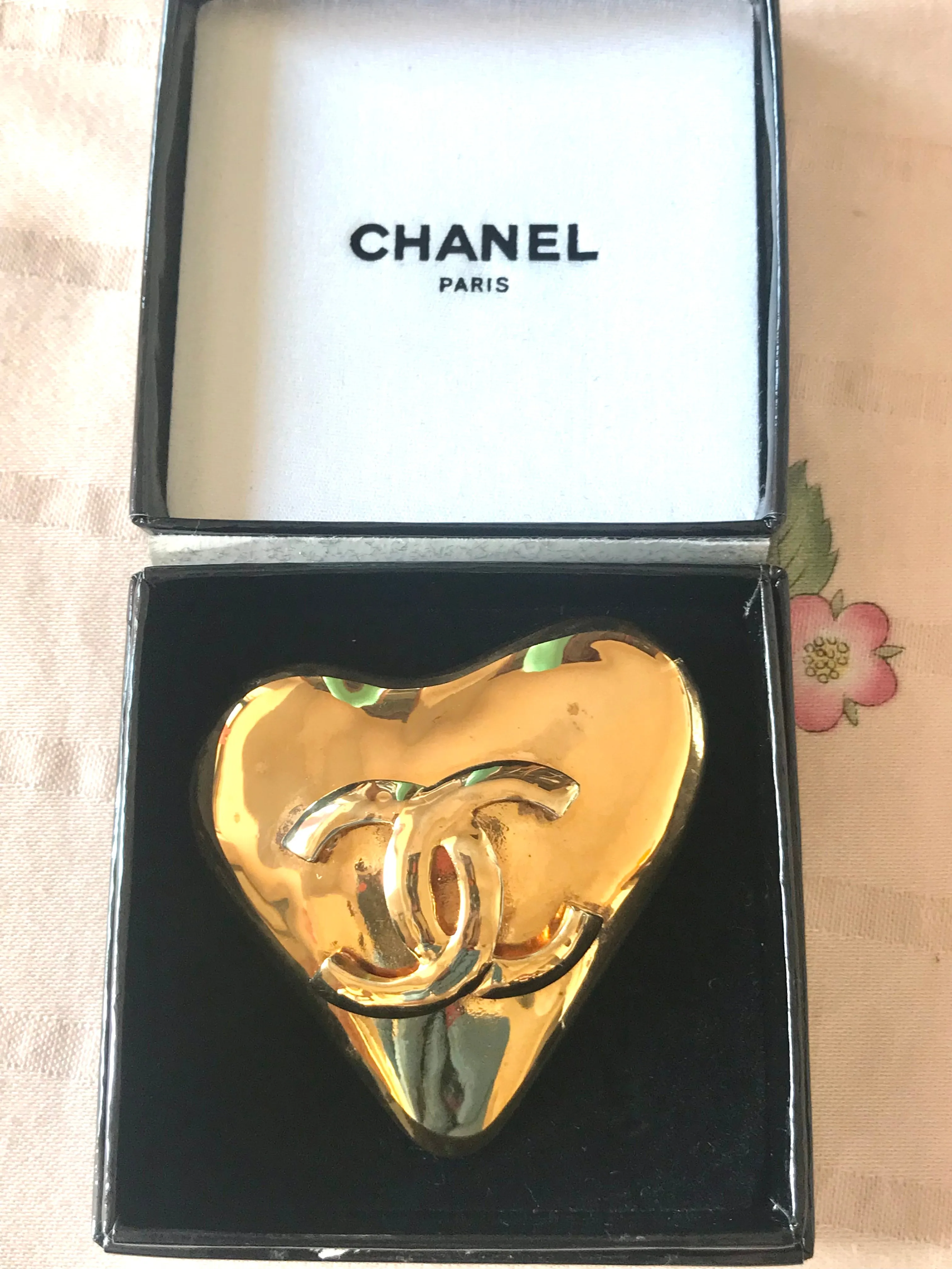 Vintage CHANEL golden heart brooch with CC mark. Cute jewelry piece for jackets, hat, shirts and more.