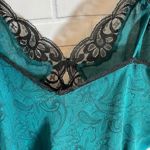 VS Gold Label Vintage Green Paisley Chemise Sz L
