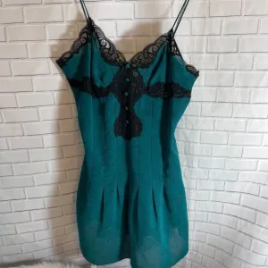VS Gold Label Vintage Green Paisley Chemise Sz L