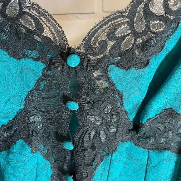 VS Gold Label Vintage Green Paisley Chemise Sz L